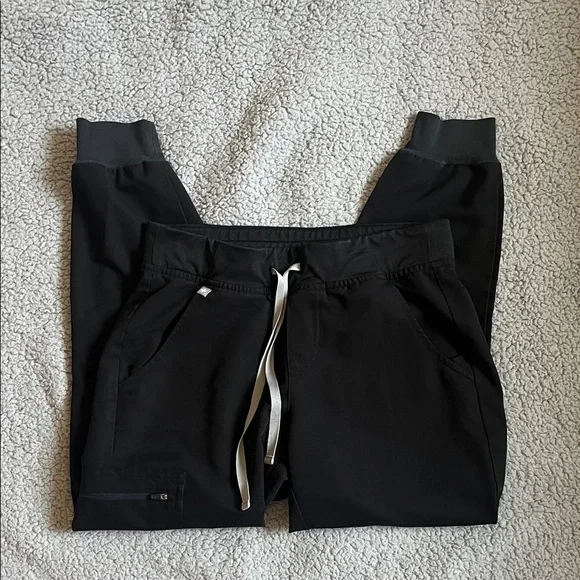 Figs Woman’s Black Scrub Set - Picture 2 of 3